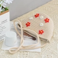 Beige gewebte Stroh-Umhängetasche mit dekorativen weißen und roten Blumenakzenten - 24cmx15cm / Rote Blume Stil (Beige)