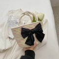 Cremeweiße gewebte Stroh-Beuteltasche mit bunten Nähten und einer großen schwarzen Schleife - Mehrfarbig
