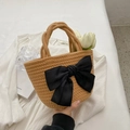 Stroh-Eimertasche in Naturbraun mit einer großen schwarzen Satinschleife verziert - Khaki