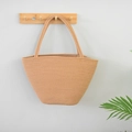 Gewebte Tragetasche aus Baumwollseil in Erdfarben hängend an einem Holzhaken - Groß / Khaki Ohne Band