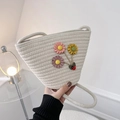 Mini cremeweiße geflochtene Beuteltasche mit bunten handgefertigten Blumen und Marienkäfer - Weiß