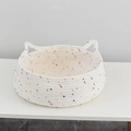 Detailopname van geweven witte katoenen kattenmand met kleurrijke spikkels en oren - Huisdierbed / Wit met Gekleurde Stippen / Klein 34*13