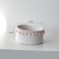 Dettaglio cesto in corda di cotone bianco da 20cm con finiture a pompon rosa - Rosa Con Pompon