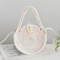 Detalle de bolso de paja blanca con costuras onduladas de colores y botón de madera - Blanco Multicolor Zigzag (Hilo de Color con Botón)