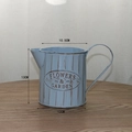 Dettaglio del vaso di fiori vintage in metallo blu con testo FLOWERS & GARDEN e misure - Piccolo (10.5x13x12cm)