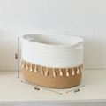 Dettaglio del cesto in corda di cotone intrecciata con frange e manici laterali - 38*26*24 / Bianco Cachi