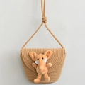 Strohgewebte Umhängetasche für Mädchen mit süßem rosa Plüsch-Elefanten-Ornament - Braun + brauner Bärenanhänger