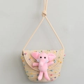 Beige Stroh-Umhängetasche für Kinder mit bunten Pompons und rosa Elefanten-Plüschtier - Bunte Bommel + Rosa Elefant