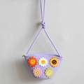 Borsa a tracolla viola in paglia intrecciata con toppe colorate di girasole sorridente - Sopra 24 Sotto 12 Altezza 15 / Viola