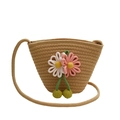 Nahaufnahme der handgefertigten Strohtasche mit Häkelblumen und grünem Quasten-Detail - Obere Breite 22 x Dicke 10 x Höhe 15 / Khaki