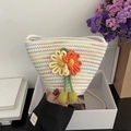Handgewebte cremefarbene Beuteltasche mit bunten Nähten und floralen 3D-Akzenten - Obere Breite 22 x Dicke 10 x Höhe 15 / Mehrfarbig