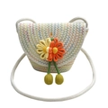 Dettaglio della borsa intrecciata con girasole e ciondoli a pompon verdi fatti a mano - Bianco con linee colorate