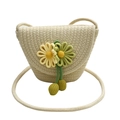 Dettaglio della borsa a tracolla in paglia intrecciata con fiori in tessuto 3D e nappe - Bianco Sporco