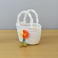 Borsa a mano in corda di cotone bianco intrecciata a mano con cuciture e ciondolo fiore - Bianco con linee colorate