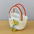 Cesto in corda di cotone bianco con manici arcobaleno e decorazioni floreali a mano - Larghezza Superiore 27 Spessore 9 Altezza 15 / Bianco