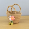 Borsa a mano in corda di cotone marrone tessuta a mano con accenti floreali bianchi e rosa - Cachi