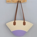 Handgeweven beige en paarse waaiervormige schoudertas met bruine lederen handvatten - Gebroken Wit en Paars