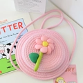 Sac bandoulière rond tissé rose avec décoration florale 3D et longue bandoulière en corde - Sac Chapeau Rose + Tournesol Rose