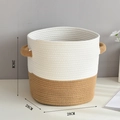 Detail van gevlochten katoenen mand met maataanduiding 28cm en handgrepen eraan - 28*28*28 / Khaki