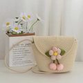 Borsa a tracolla in paglia beige con fiore rosa e ciliegie decorativo per estate - Larghezza superiore 25 Altezza 15 Spessore 8 / Bianco sporco con fiore rosa