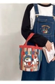 Dettaglio della borsa tote in tela con illustrazione di orso da baseball e motivo a righe - Cane e Gatto Baseball