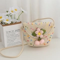Borsa a tracolla in paglia intrecciata a mano bianco crema con pois colorati e decoro floreale 3D - Larghezza superiore 25 Altezza 15 Spessore 8 / Bianco sporco con pois colorati e fiore rosa