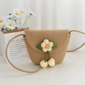 Borsa a tracolla in paglia per bambine con ciondolo a fiore bianco e trama in fibra naturale - Larghezza superiore 25 Altezza 15 Spessore 8 / Cachi con fiore beige
