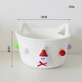 Makroaufnahme des geflochtenen Baumwoll-Weihnachtskorbs mit Schneemann und 18x10cm Maßen - Weiß Schneemann Bommel (Klein)