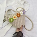 Borsa a secchiello intrecciata a mano color crema con motivi floreali all'uncinetto - Bianco Riso Con Fiori Colorati