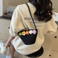 Borsa a tracolla intrecciata nera fatta a mano con fiori all'uncinetto per la spiaggia - Nero Con Fiori Colorati