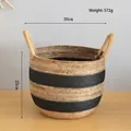 Dettaglio cesto portaoggetti in erba marina intrecciata a mano con strisce decorative - Grande (Diametro 30) / Manico in Canapa Corda di Banana Nera