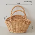 Dettaglio ravvicinato di un cesto in vimini intrecciato, dimensioni 28x14x13 cm - Stile borsa in vimini