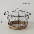 Dettaglio del cesto vintage in filo di ferro con base in canapa e manici in legno - Cesto Tondo in Ferro Grande (28cm)