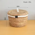 Macro detail van handgeweven ronde opbergmand met deksel en witte touwgreep accenten - Bananentouw Opbergdoos Met Deksel (28cm)