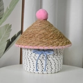Handgefertigter Pilz-Baumwollkorb mit rosa Bommel und blauer Schleife für Kinder - Gesamthöhe 26CM / Weiß mit schwarzen Linien - Mit Deckel
