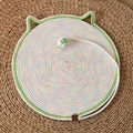 Alfombrilla rascadora tejida para gatos con costuras de colores y diseño de orejas - Tamaño Grande 50cm / Blanco con líneas de colores