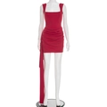 Détail de mini-robe rouge sans manches avec col carré et longs rubans latéraux décoratifs - Rouge