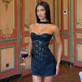 Dettaglio del corsetto in pizzo nero con stecche e inserti in raso per un look elegante - Taglia S / Standard / Nero