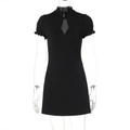 Détail de la mini-robe noire ajustée avec col officier et découpe en goutte - Noir