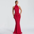 Detail eines roten Neckholder-Kleides mit Taillenausschnitten und eleganten Falten - S / Rot