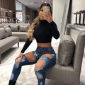 Λεπτομερής προβολή μαύρου ζιβάγκο crop top με μπλε ψηλόμεσο τζιν με σκισίματα και φθορές - S / Μαύρο
