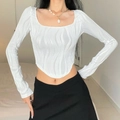 Top corto blanco de manga larga con cuello en U y textura ondulada en una modelo - S / Blanco