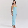 Detail van lichtblauwe maxi-jurk met contrasterende gele kantafwerking op de halslijn van de jurk - S / Hemelsblauw