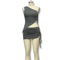Conjunto gris oscuro de dos piezas con top asimétrico y minifalda con cordón ajustable - S / Gris