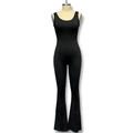 Detail van een mouwloze zwarte jumpsuit met uitlopende pijpen voor dames in slim-fit - Zwart (Met Borstkussentjes)
