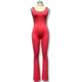 Detail van rode mouwloze yoga jumpsuit met slanke pasvorm en uitlopende pijpen op mannequin - Rood