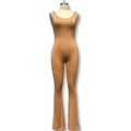 Detail van kamel kleurige yoga jumpsuit met ronde hals en uitlopende broekspijp - Oranje