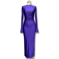 Detalle del vestido largo morado con elegantes pliegues en la cintura y puños acampanados - S / Morado