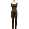 Detail eines dunkelbraunen ärmellosen Yoga-Jumpsuits mit enger Passform auf einer Schaufensterpuppe - S / Dunkelbraun