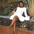 Détail de la mini robe plissée blanche avec col rond et longues manches cloche - S / Blanc